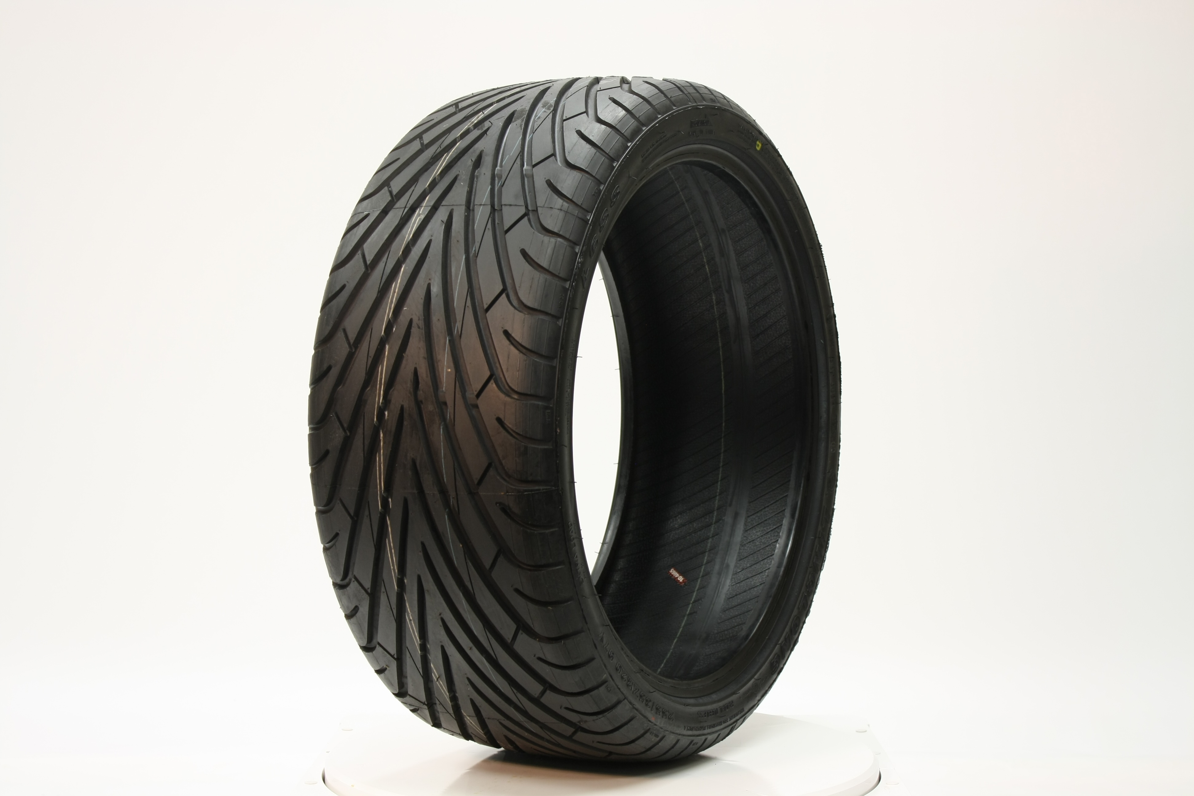 LINGLONG L688 235/40R18 95W UHP2553LL | Autoplicity